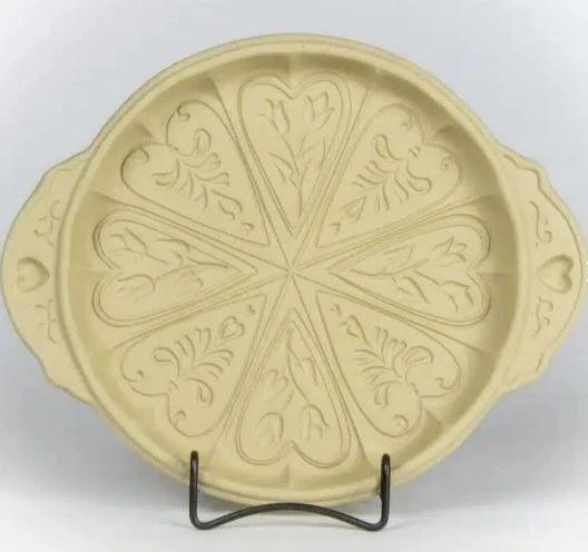 Emerson Pottery Shortbread Pan in Hearts and Flowers - Image 3