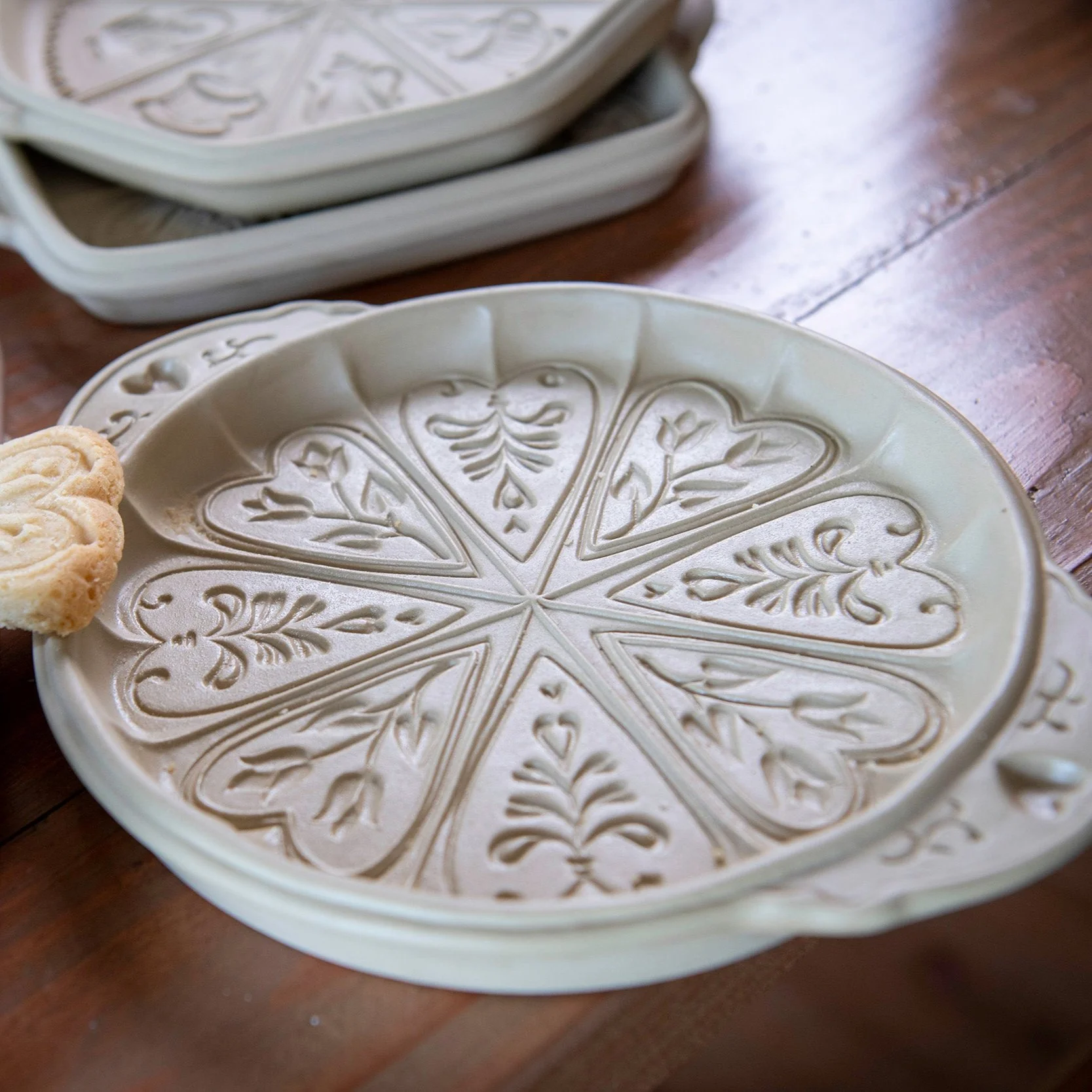 Emerson Pottery Shortbread Pan in Hearts and Flowers - Image 4