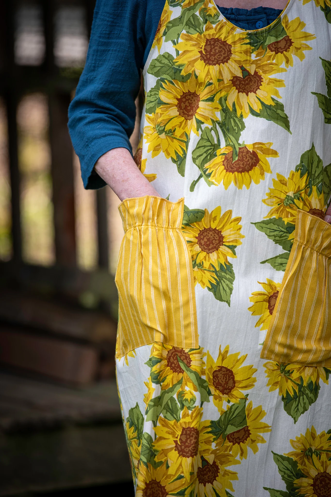 Sunflower Farmhouse Apron in Ivory - Image 3