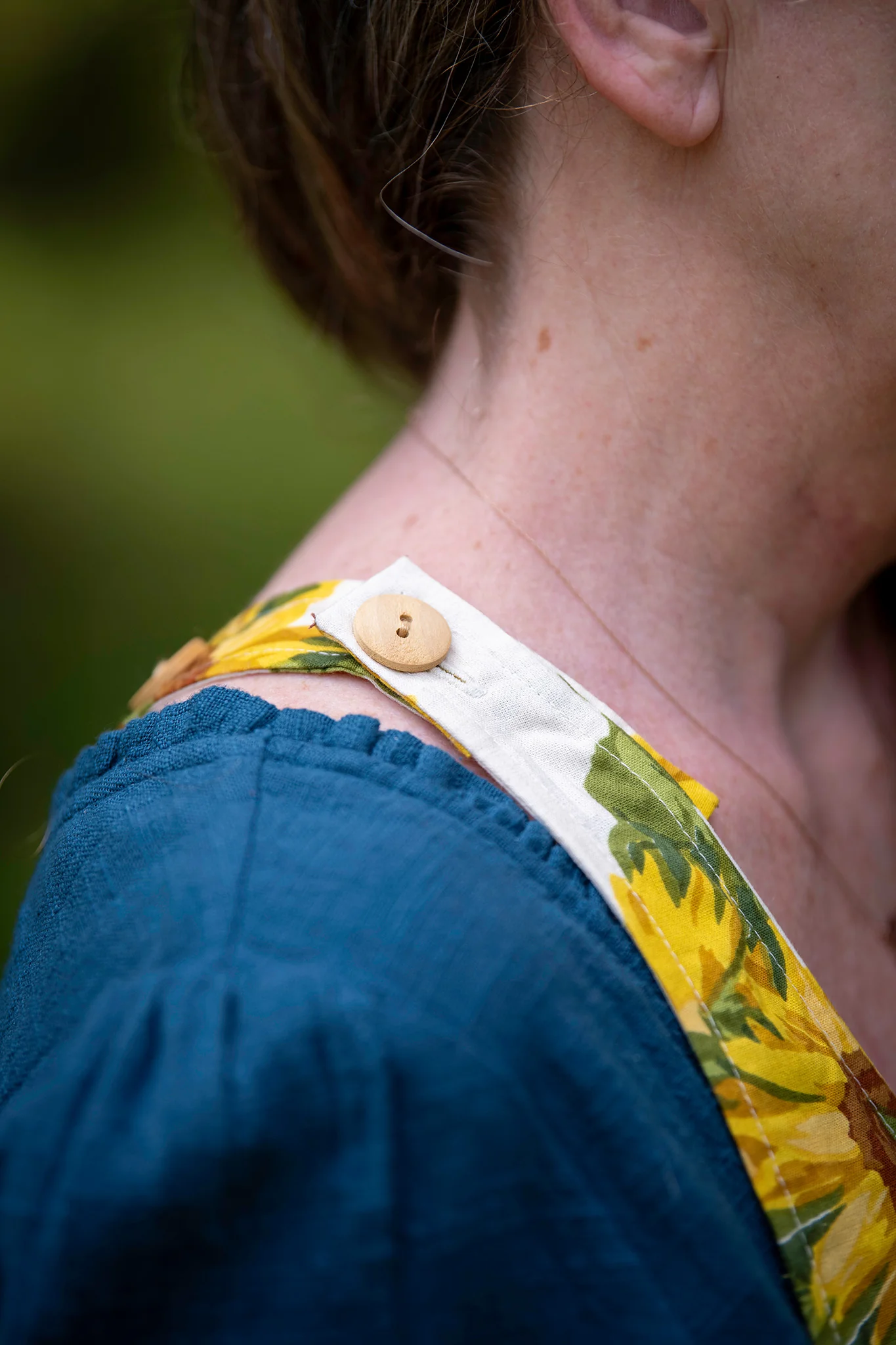 Sunflower Farmhouse Apron in Ivory - Image 4