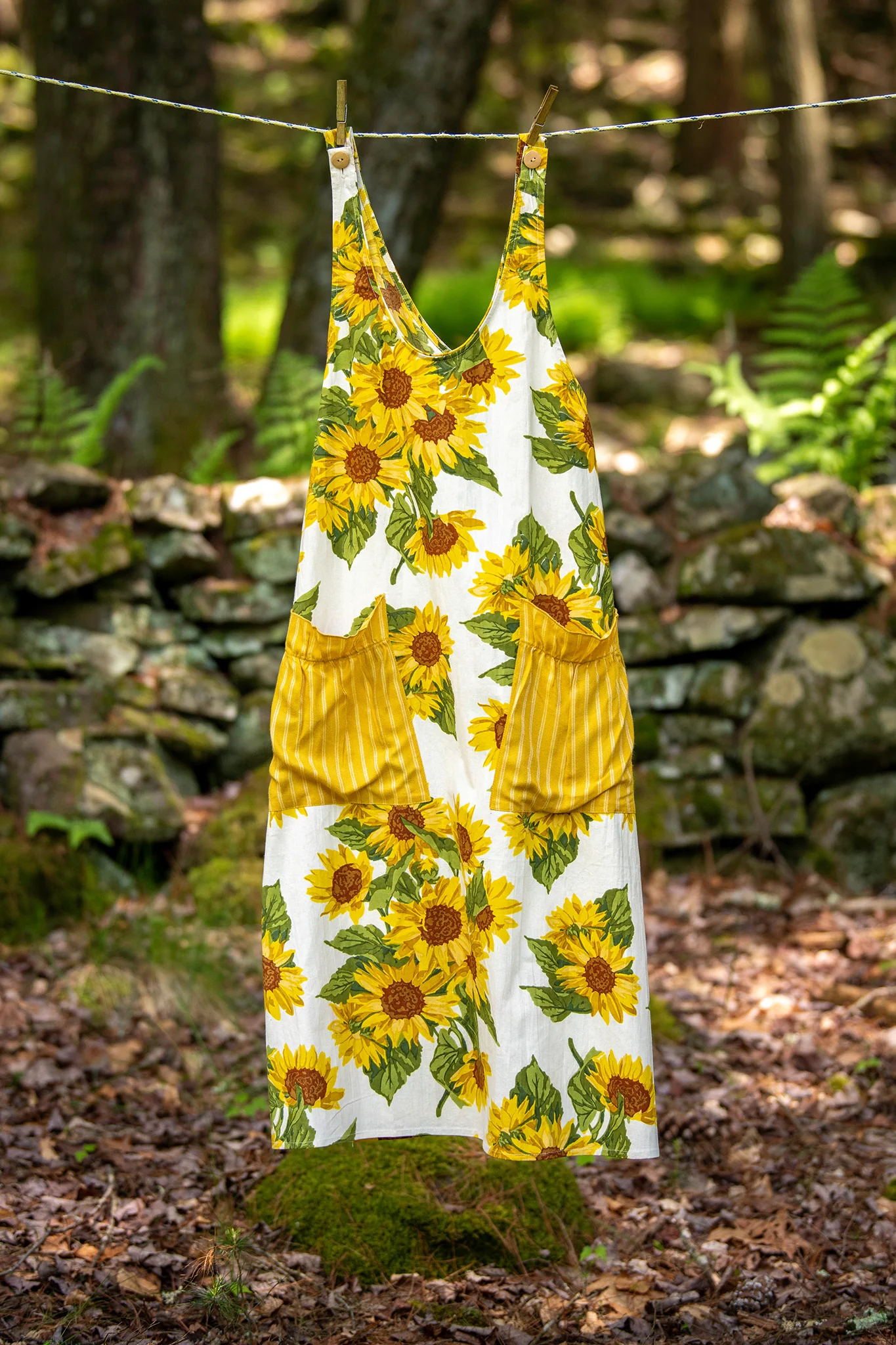 Sunflower Farmhouse Apron in Ivory - Image 8