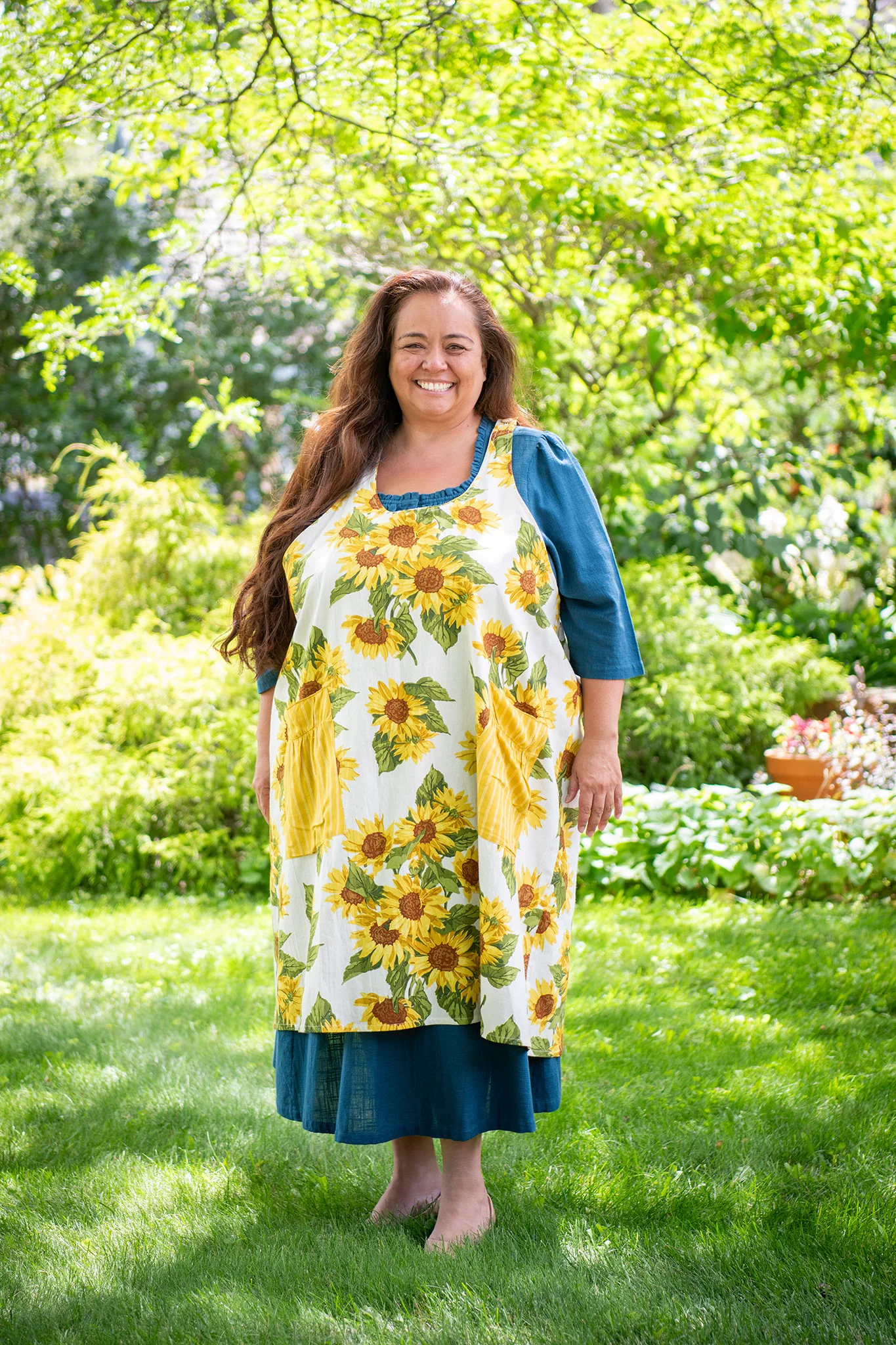 Sunflower Farmhouse Apron in Ivory - Image 9